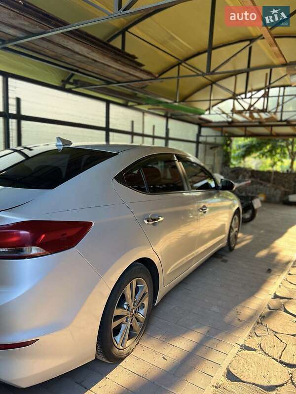 Седан Hyundai Elantra 2016 в Киеве