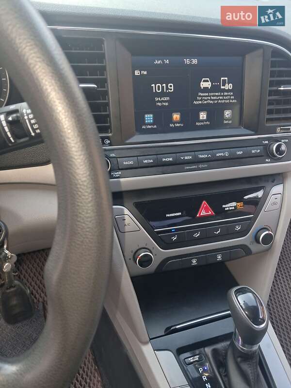 Седан Hyundai Elantra 2016 в Киеве