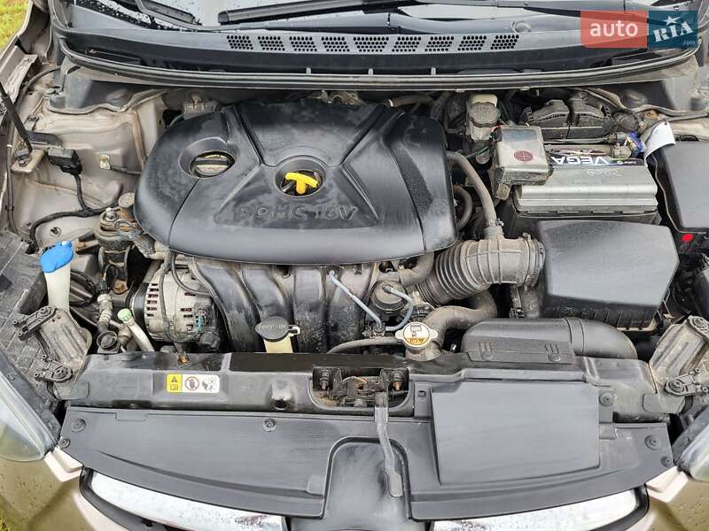 Седан Hyundai Elantra 2013 в Чернигове