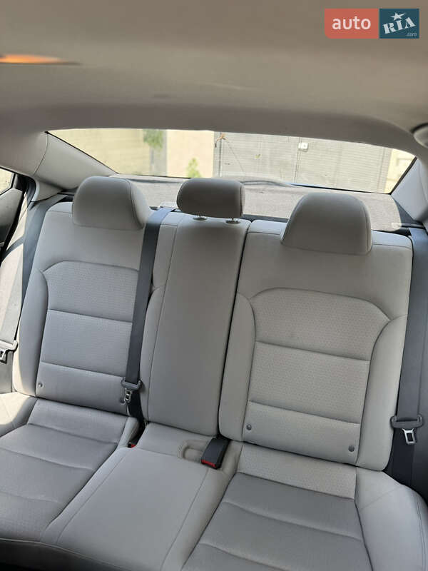 Седан Hyundai Elantra 2017 в Кропивницькому