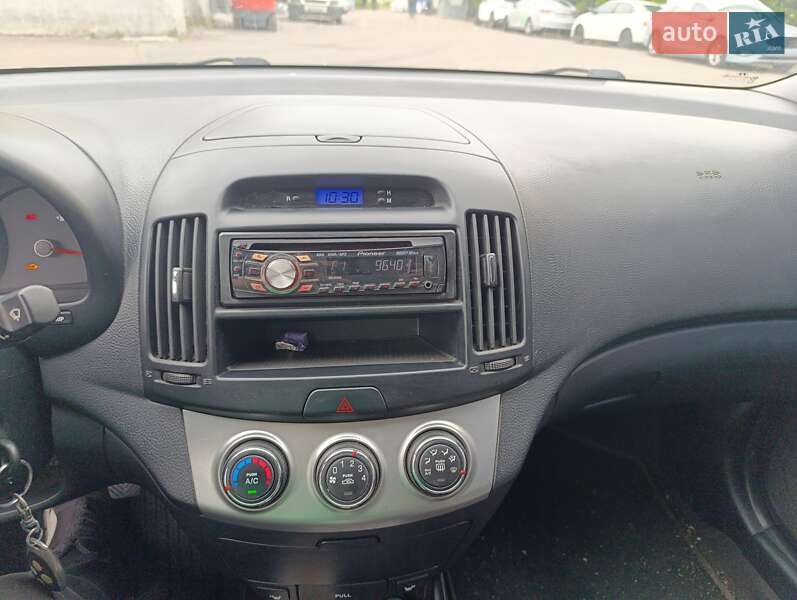 Седан Hyundai Elantra 2010 в Києві
