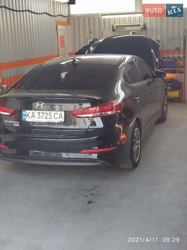 Седан Hyundai Elantra 2017 в Киеве