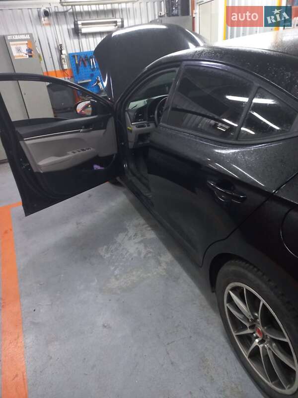 Седан Hyundai Elantra 2017 в Киеве