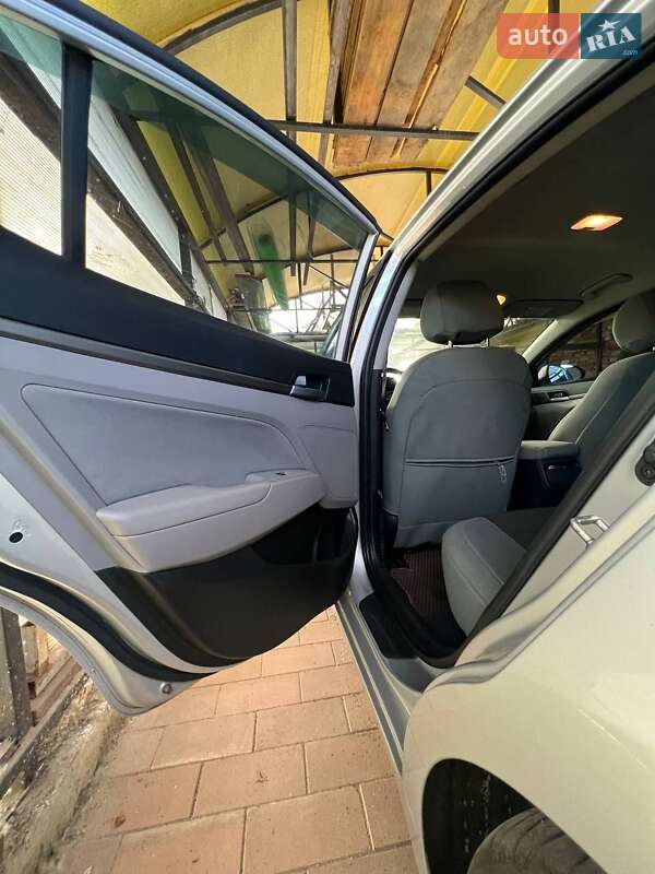 Седан Hyundai Elantra 2016 в Киеве