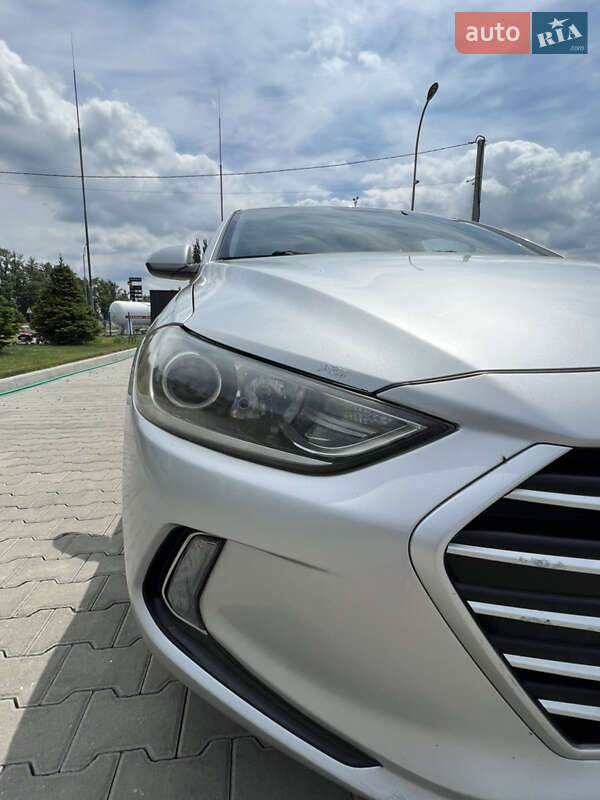 Седан Hyundai Elantra 2016 в Києві