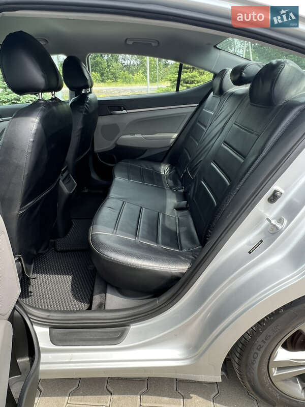 Седан Hyundai Elantra 2016 в Києві