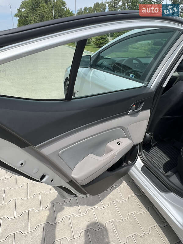 Седан Hyundai Elantra 2016 в Києві
