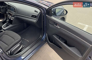 Седан Hyundai Elantra 2019 в 