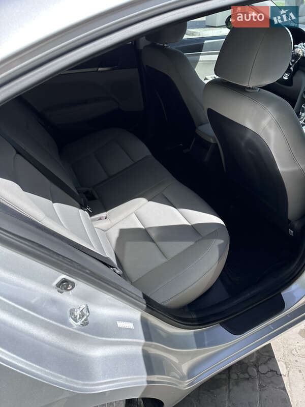 Седан Hyundai Elantra 2016 в Тернополе
