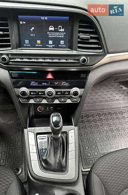 Седан Hyundai Elantra 2019 в 