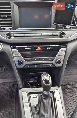 Седан Hyundai Elantra 2016 в Києві