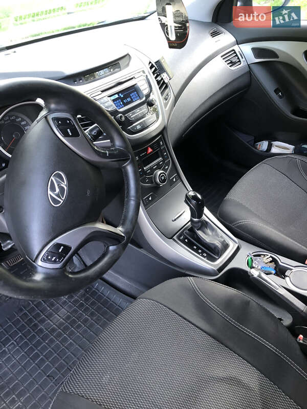 Седан Hyundai Elantra 2015 в Умани