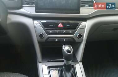 Седан Hyundai Elantra 2017 в 