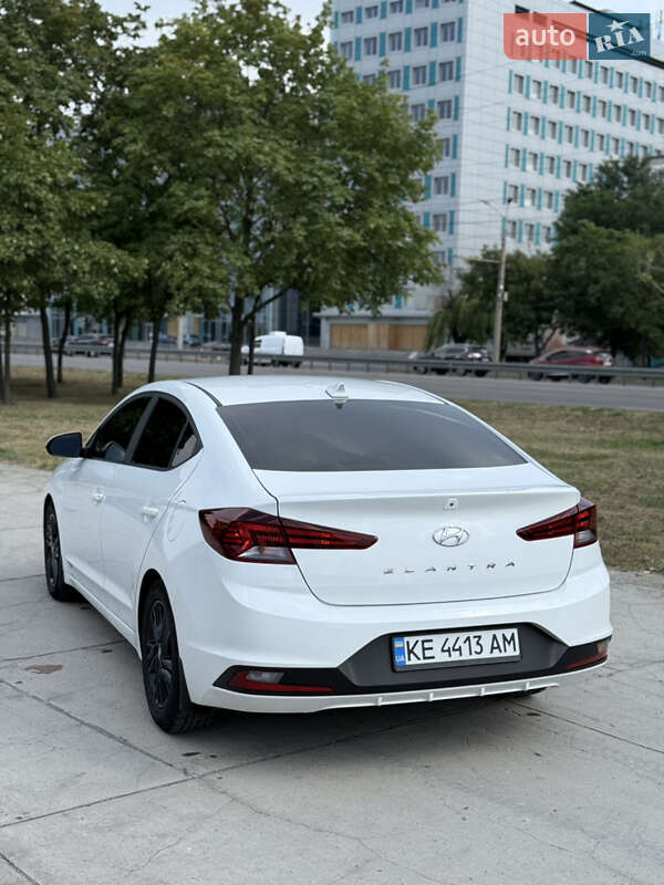 Седан Hyundai Elantra 2019 в Днепре