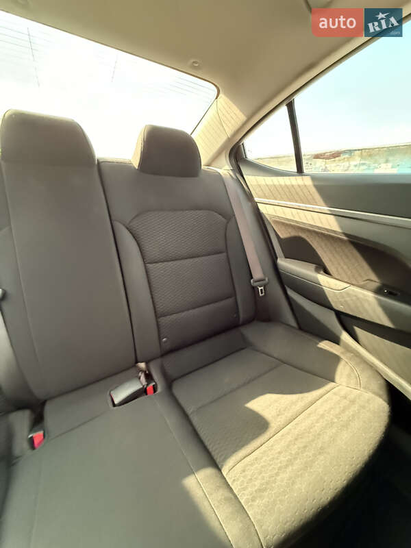 Седан Hyundai Elantra 2019 в Днепре