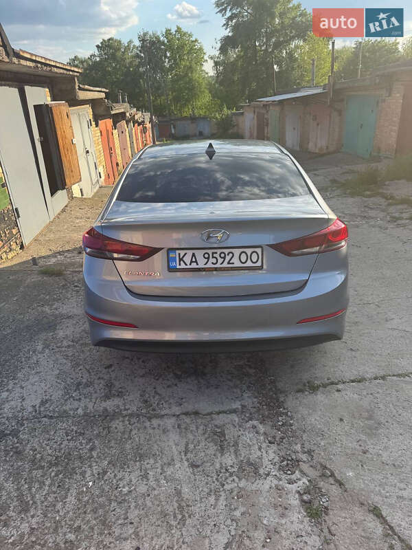 Седан Hyundai Elantra 2016 в Киеве