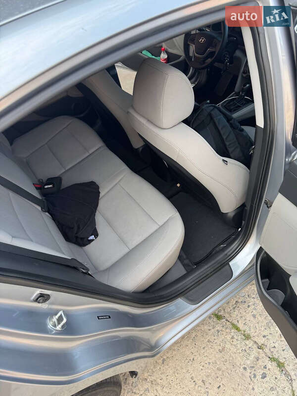 Седан Hyundai Elantra 2016 в Киеве