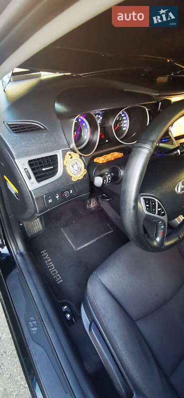 Седан Hyundai Elantra 2015 в Киеве