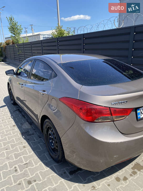 Седан Hyundai Elantra 2011 в Киеве