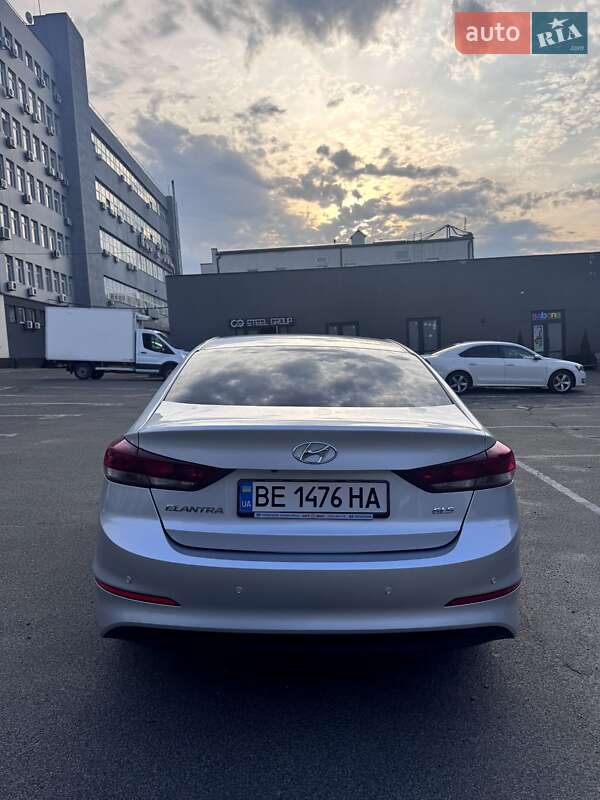 Седан Hyundai Elantra 2016 в Киеве