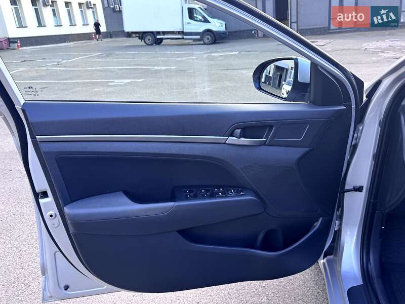 Седан Hyundai Elantra 2016 в Киеве