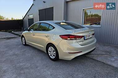 Седан Hyundai Elantra 2017 в 