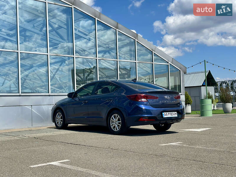 Седан Hyundai Elantra 2019 в Киеве
