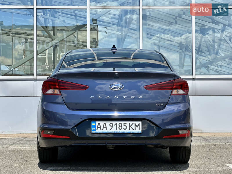 Седан Hyundai Elantra 2019 в Киеве
