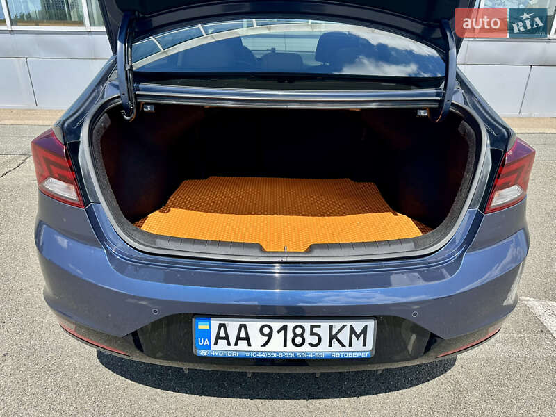 Седан Hyundai Elantra 2019 в Киеве
