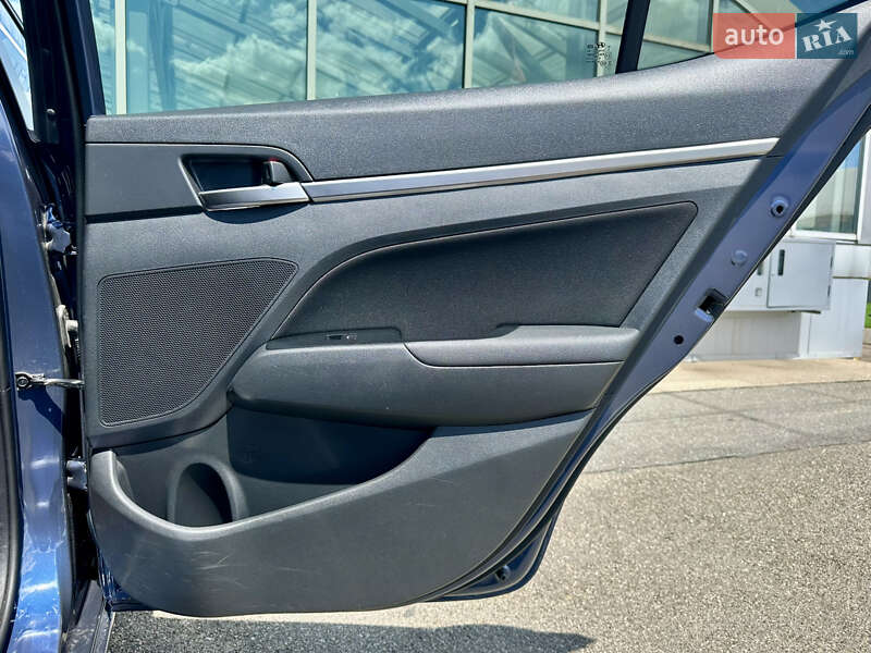 Седан Hyundai Elantra 2019 в Киеве