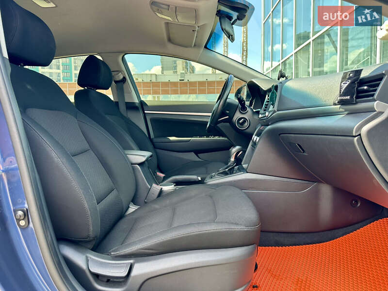 Седан Hyundai Elantra 2019 в Киеве