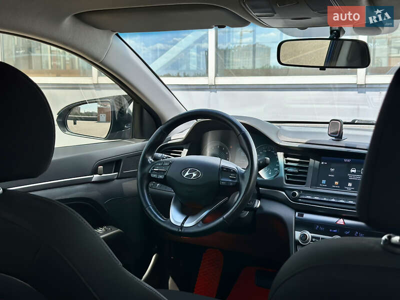 Седан Hyundai Elantra 2019 в Киеве