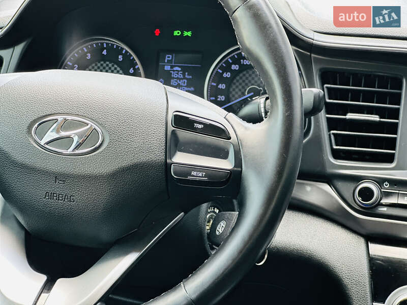 Седан Hyundai Elantra 2019 в Харькове