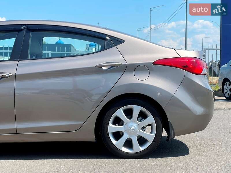 Седан Hyundai Elantra 2013 в Киеве
