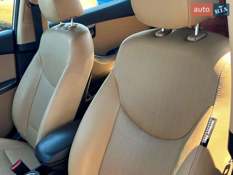 Седан Hyundai Elantra 2013 в Киеве