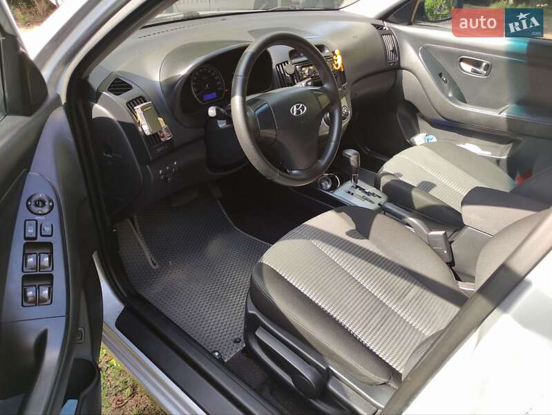 Седан Hyundai Elantra 2010 в Ужгороде