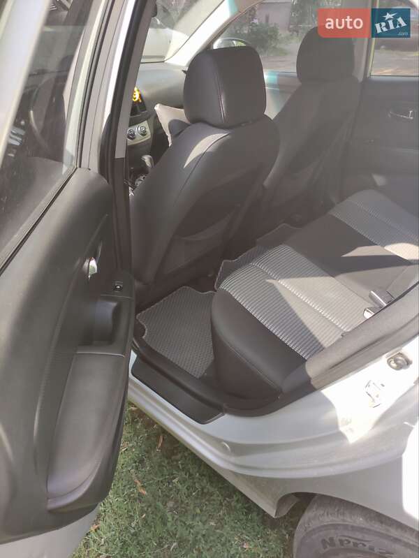 Седан Hyundai Elantra 2010 в Ужгороде