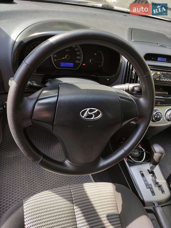 Седан Hyundai Elantra 2010 в Ужгороде