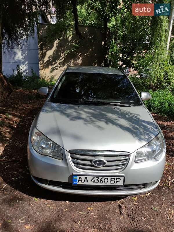 Седан Hyundai Elantra 2010 в Ужгороде