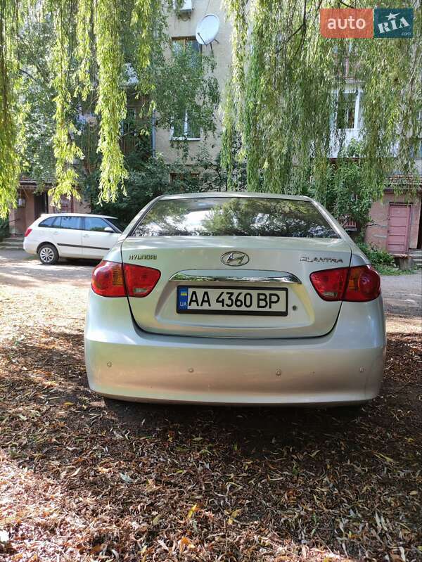 Седан Hyundai Elantra 2010 в Ужгороде
