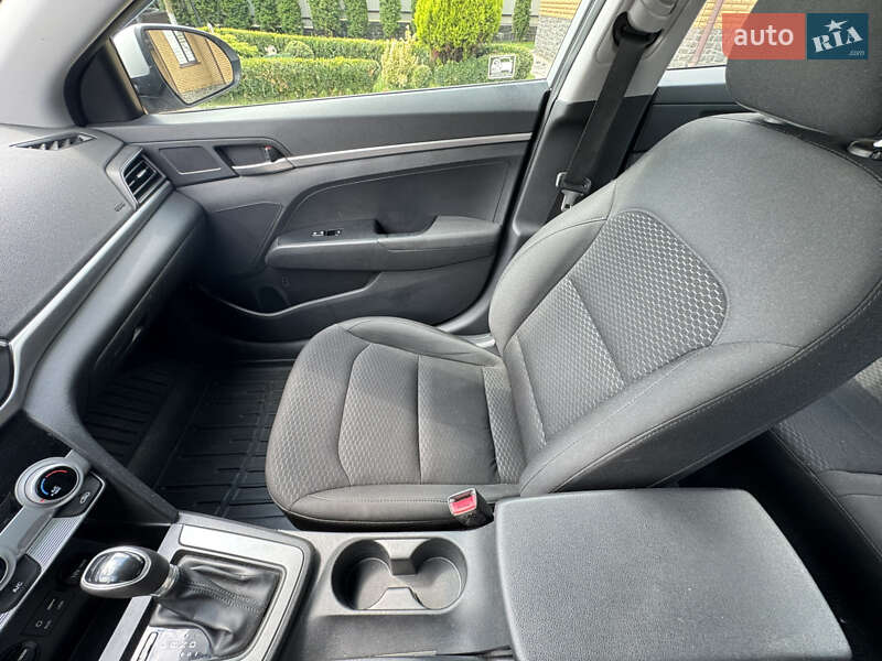 Седан Hyundai Elantra 2018 в Киеве