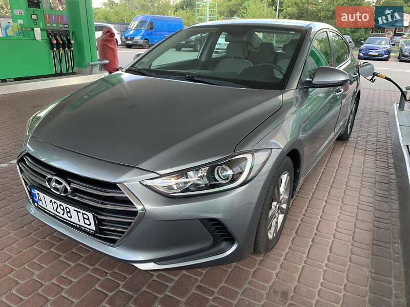 Седан Hyundai Elantra 2016 в Киеве