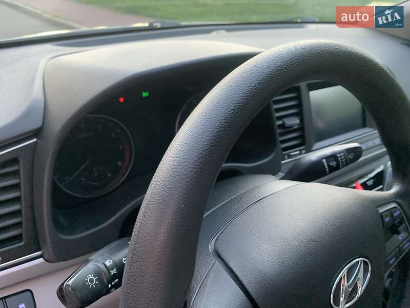 Седан Hyundai Elantra 2016 в Киеве
