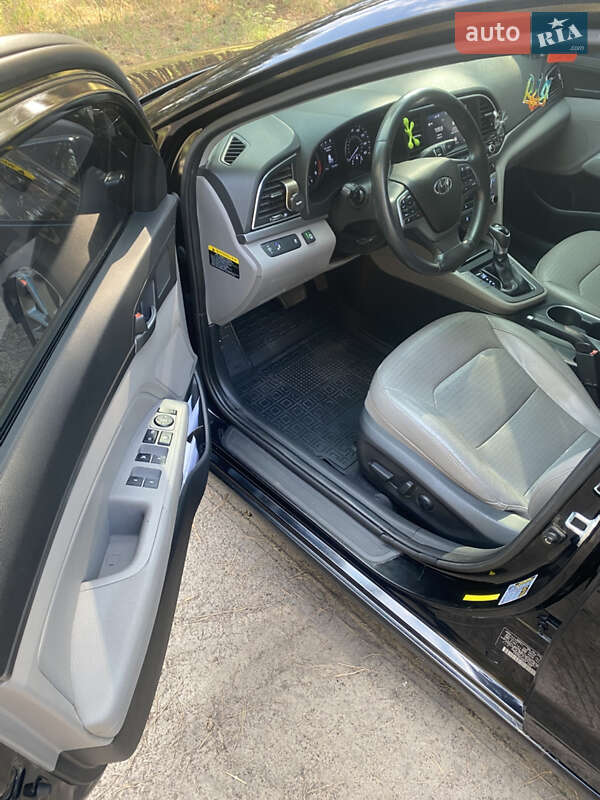 Седан Hyundai Elantra 2017 в Каменском