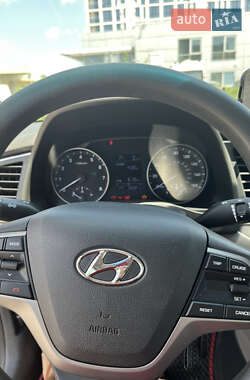 Седан Hyundai Elantra 2016 в 