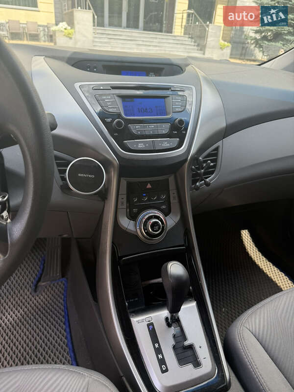 Седан Hyundai Elantra 2013 в Чернігові