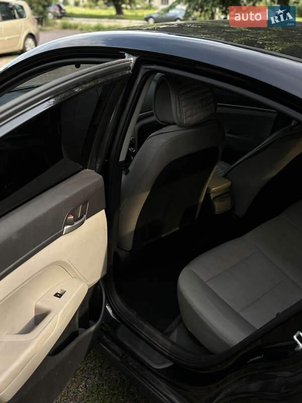 Седан Hyundai Elantra 2016 в Києві
