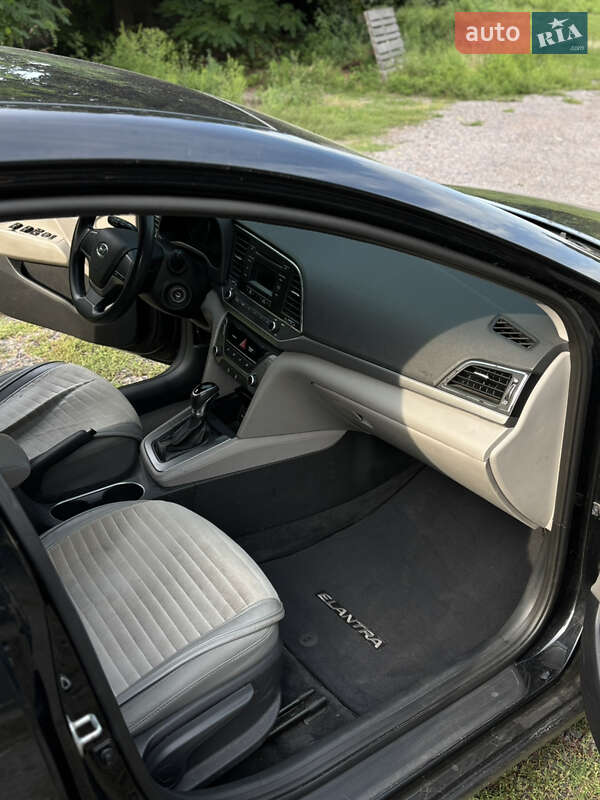 Седан Hyundai Elantra 2016 в Києві