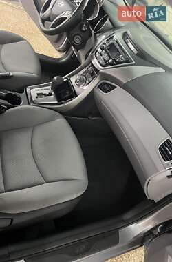 Седан Hyundai Elantra 2013 в  фото 5 Седан Hyundai Elantra 2013 в