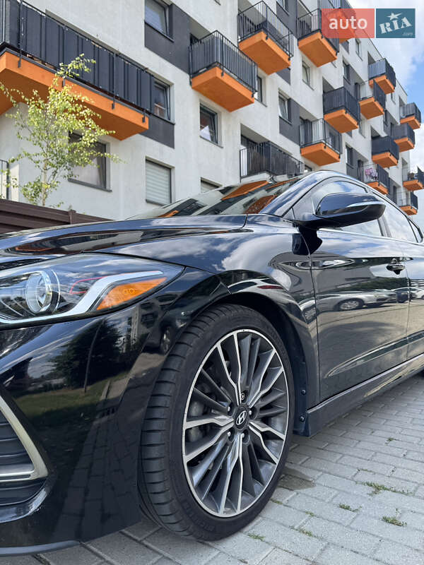 Седан Hyundai Elantra 2017 в Львове